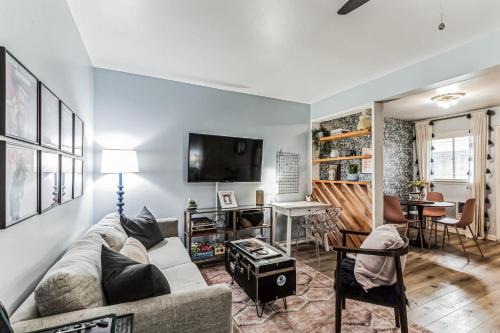Trendy Studio for 4 with Community Pool