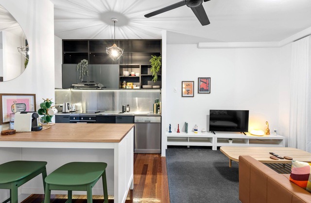 Trendy Teneriffe! ~ 1Bed, 1Bath, 1Car, Balconies