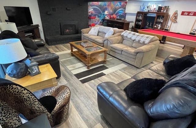 Trendy Trent River Retreat - Cottage in Hastings 5 bdrm + den, 9 beds, 2.5 bath