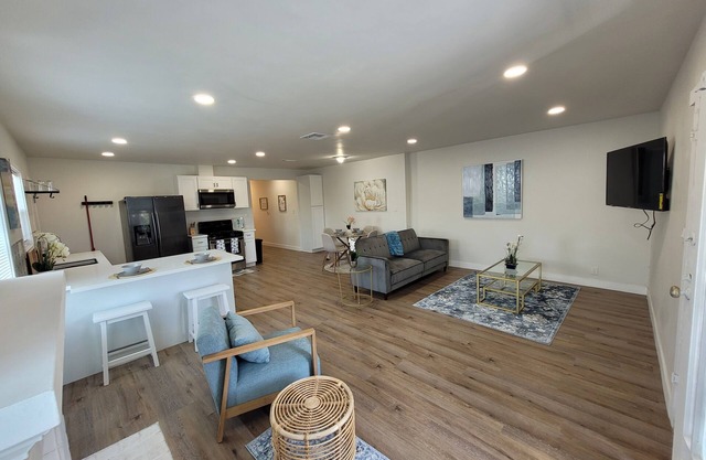Trendy Upscale Newly Remodeled - 15 Min to Beach, Downtown or Airport