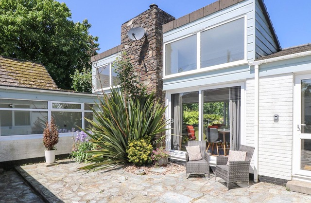 TREPOLPEN, pet friendly, with open fire in Bude