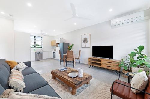 'Tres Botanica' Nightcliff Escape for Groups, Three Adjacent Apartments