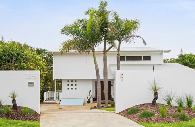 Tres Palms - Large beach house only 50 metres to beach with pool