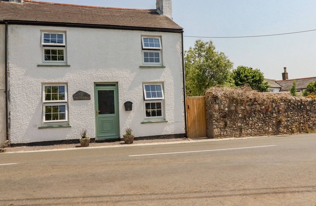 TREVALBA COTTAGE, pet friendly, luxury holiday cottage in Gunnislake
