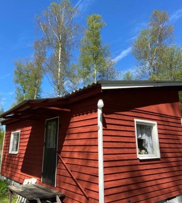 Trevlig Röd liten stuga