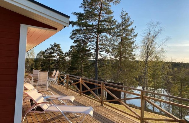 Trevligt fritidshus med stor terrasse mot sjöen