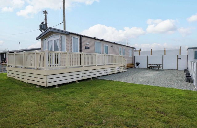 TREWAN LODGE, pet friendly, with a garden in Rhosneigr