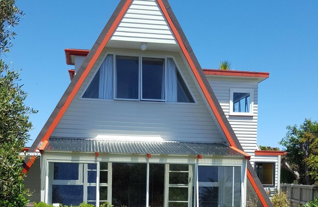 Triangle House en la playa de Paraparaumu