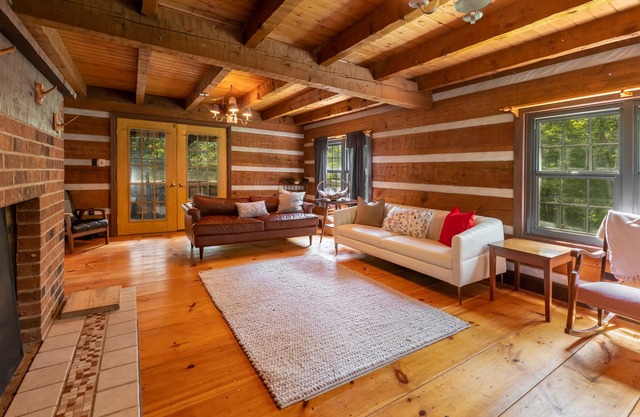 Trillium Chalet - Luxury Primitive Cabin tucked in the woods on 10+ acres