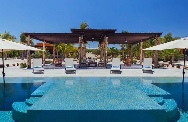 Villas privadas en una playa privada rodeada de agua clara turquesa