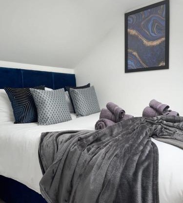 Trinity Apartments - 2 Bed Apartment - sleeps 6 - Spacious - Modern - 30 Seconds from High Street