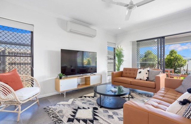 Trinity Beach 4BR Modern Getaway with Spa / Pets