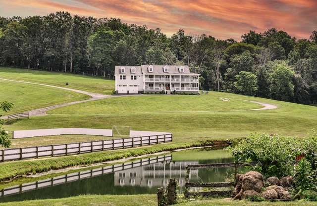 Trinity Farm Manor: Private Lake Retreat and Soccer Arena