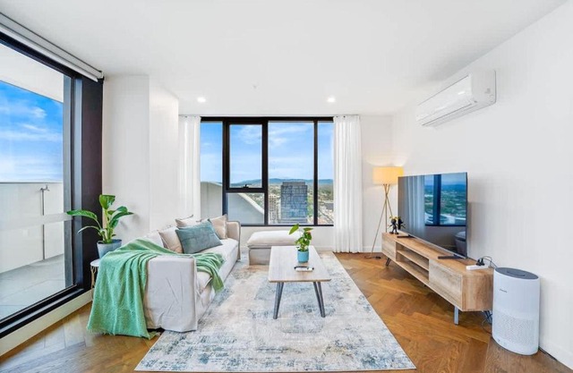 Trio Box Hill - Lux 3BR Penthouse Beauty w parking