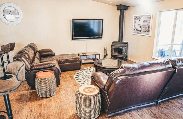 Triple Ponderosa Lodge, secluded spacious cool!