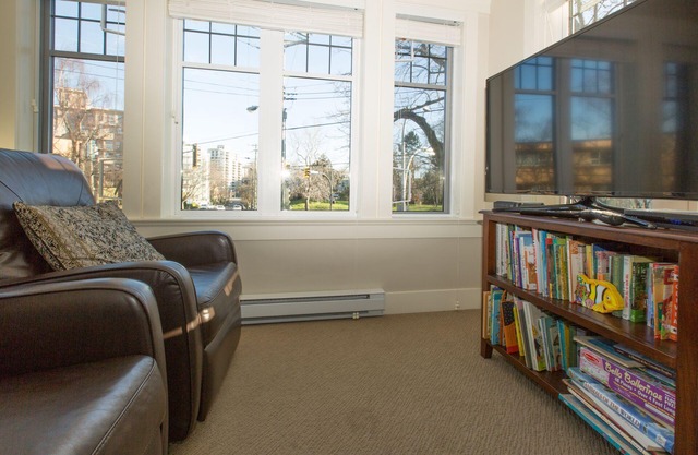 1800 sq ft Corner Brownstone, frente al Parque Beacon Hill, por el Royal BC Museum
