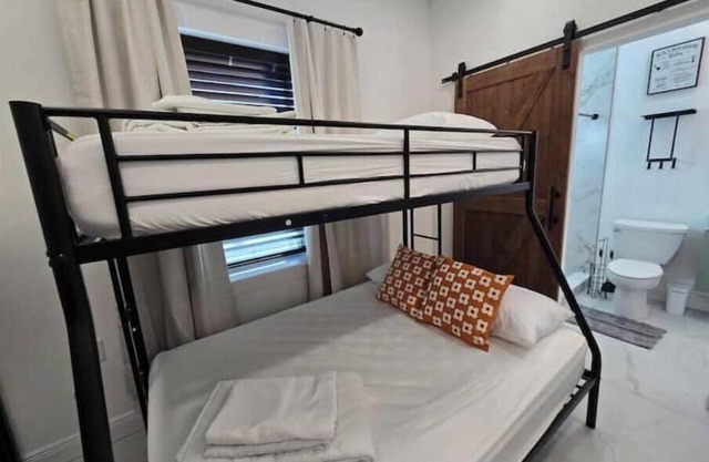 Triplex Sleeps17 CollegePark Golf 5min to Downtown