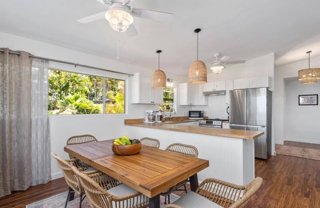 Tropical 2 bedroom close to airport and town!