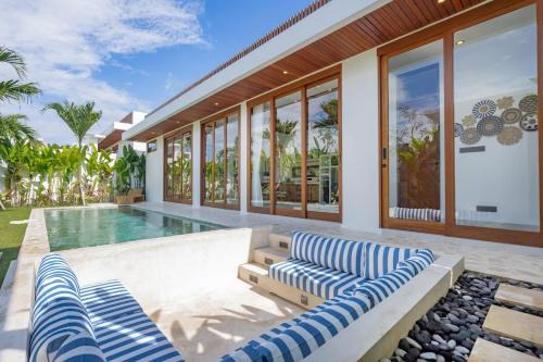 Tropical 2BR Design Villa Pool, Lounge & Workdesk