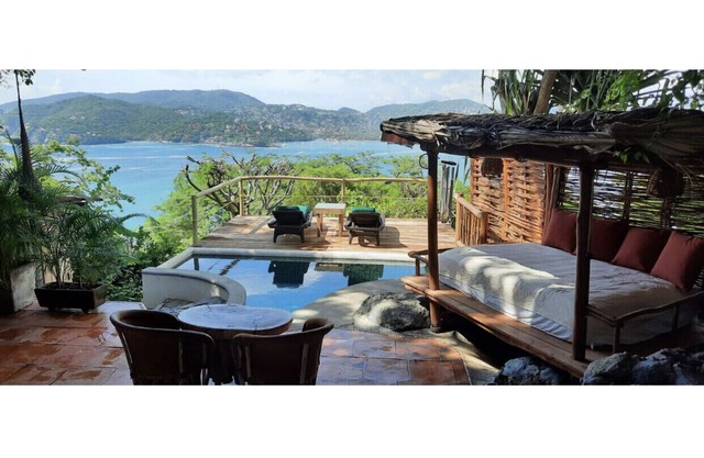 Bungalow de artista tropical con vistas panorámicas al mar y la bahía.
