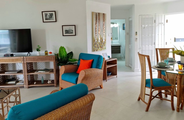 Tropical Condo Overlooking Pool & Garden