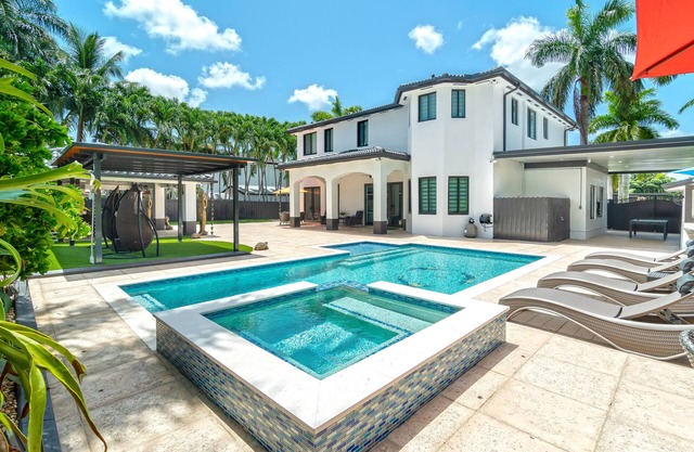 Tropical deluxe villa- weekly and monthly discounts available!.