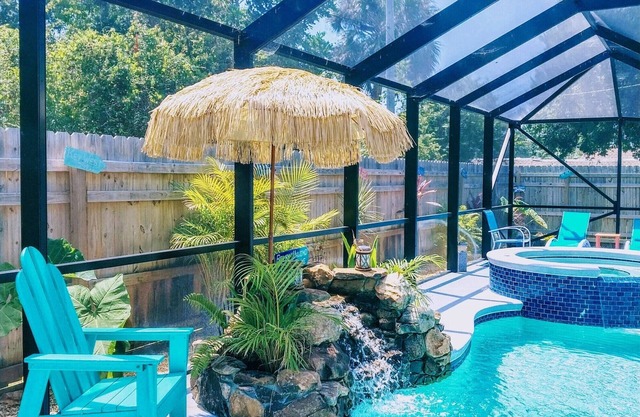 Tropical escape! Heated pool with hot tub ,Tiki Bar. Close Beaches, live music !