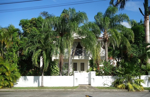 Villa de 3 dormitorios y 3 baños con jardín tropical, a solo 5 minutos a pie de la playa