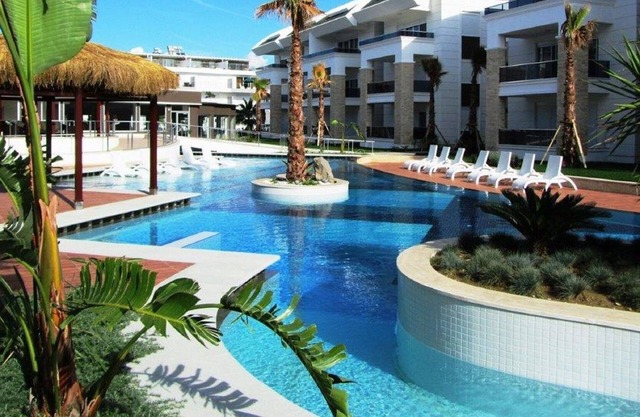 Jardines tropicales E 7; espaciosa casa dúplex de 4 dormitorios