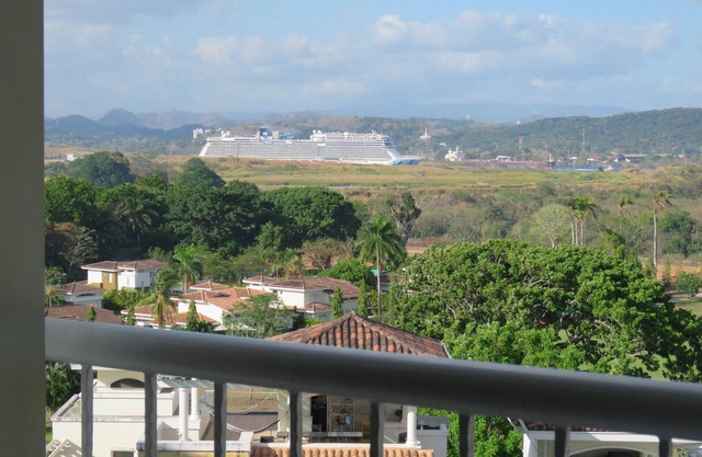 Golf tropical con vista al canal y la ciudad, Tucan Country Club