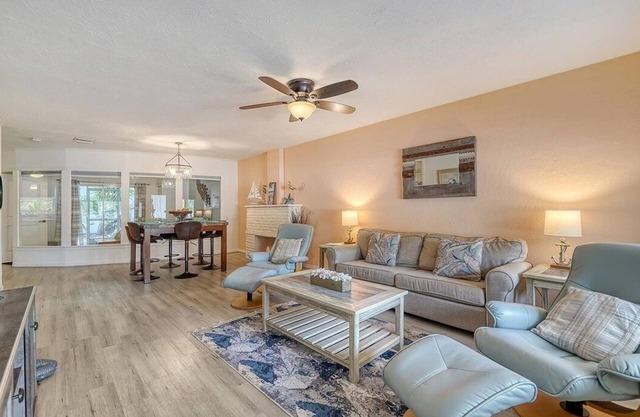Tropical Heart Villa walking distance to Downtown and 5 min drive to Beach!