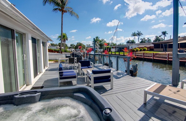 Paradise 2 Modern waterfront 2mi. Arpt 4 mi. Bch