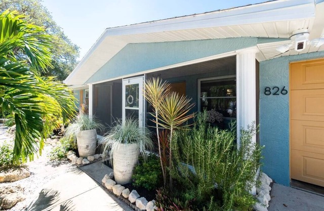 Tropical house and pool - 1/2 mile away from beach