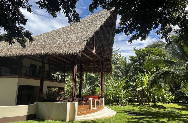 Casa tropical en la Península de Osa, cerca de la playa en un barrio tranquilo