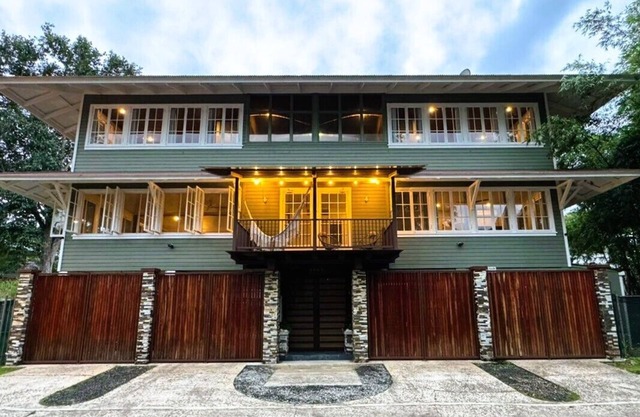 Casa Tropical con Encanto Histórico, WiFi, Baños Privados y Espacios de Trabajo