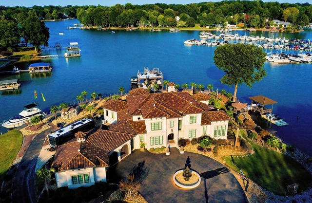 Tropical Luxury on Lake Norman! 6BR, 8BA, Private Pool, Swim Up Bar & 2 Docks.