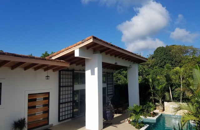 Paraíso tropical moderno minimalista al aire libre