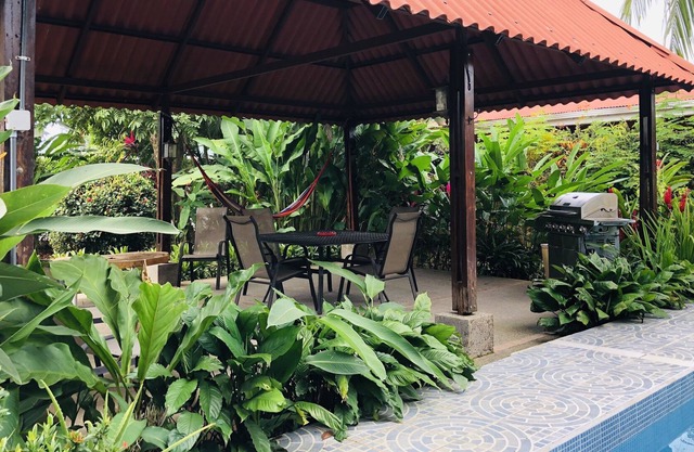 Oasis tropical en el barrio familiar de Jaco Casa Iorio