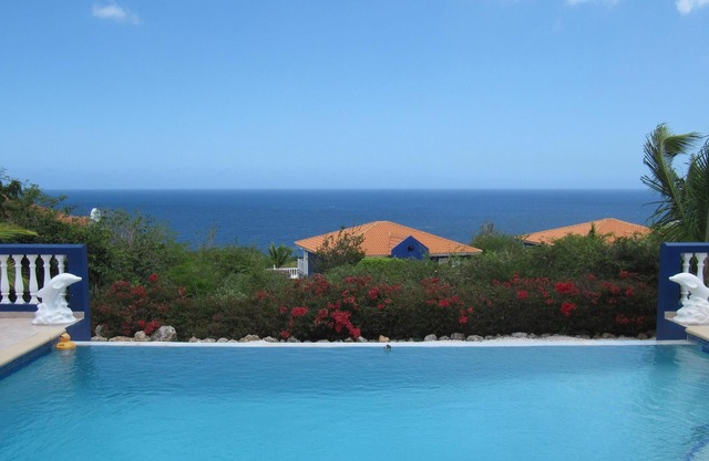 Oasis tropical: gran piscina privada, vistas al mar, rodeada de jardines