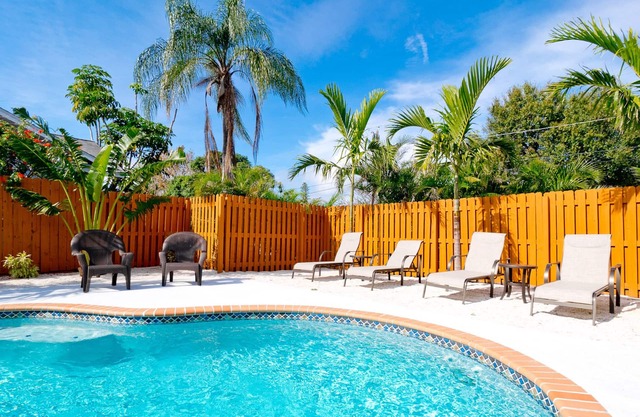 Tropical Oasis with heated pool/jacuzzi - 10 min from Anna Maria Island beach!!!