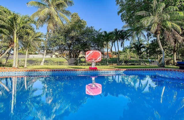 Tropical Oasis with Heated Salt Water Pool & Bar!