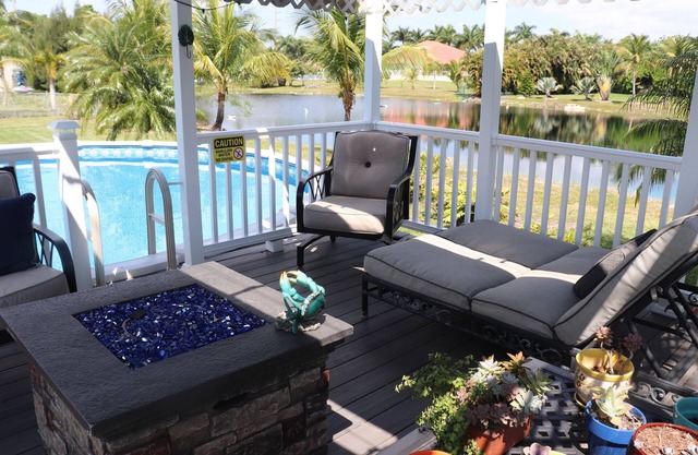 Tropical Paradise, private lake close to amenities