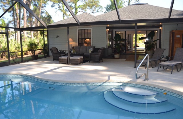 Tropical Paradise! Heated Pool & Sauna. Large very private yard. Near Everything