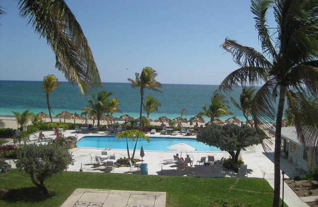 paraíso tropical pasos de la playa preciosa de arena y agua azul hermoso