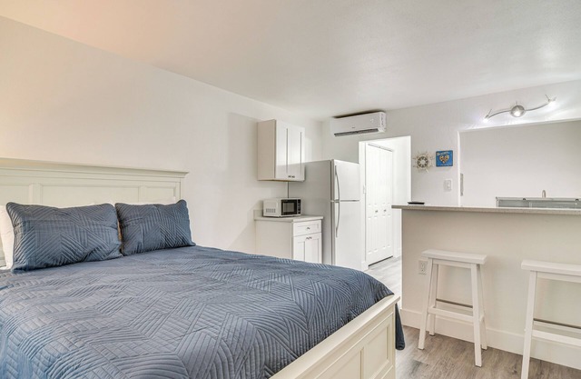 Tropical Pass-A-Grille Gem w/ Direct Beach Access!