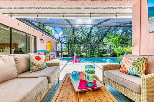 Tropical pool home w/outdoor TV & living space!