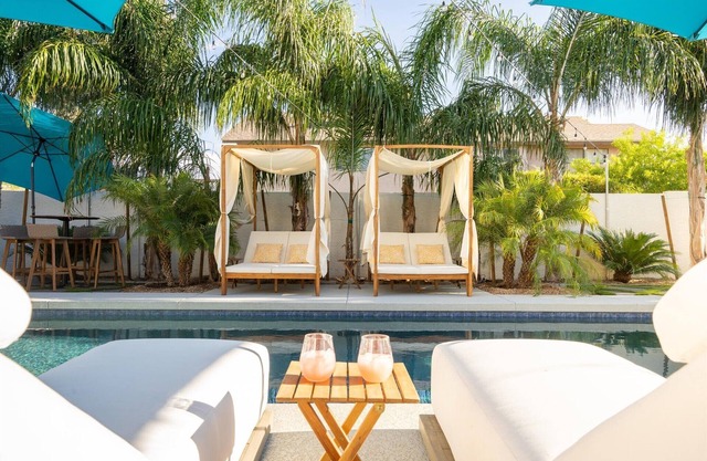 Tropical Retreat with hot tub, heated pool, misters & fire pit