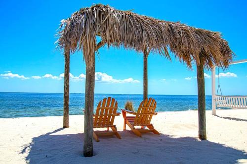 Tropical Serenity-Water View Heated Pool Tiki Bar
