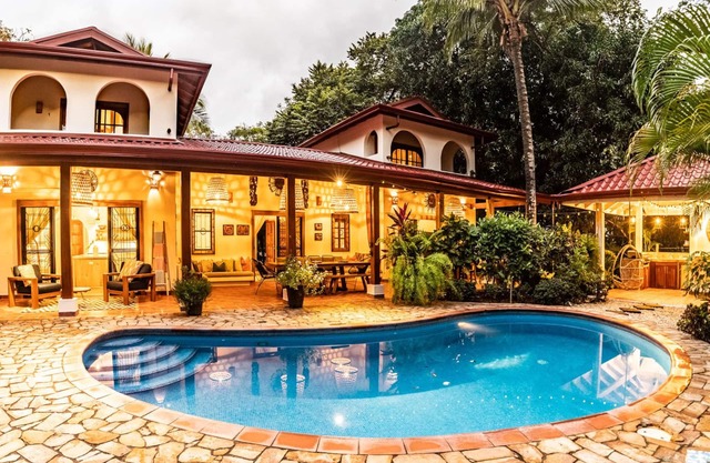 Tropical Surfside Villa recientemente renovada en Playa Guiones, Nosara