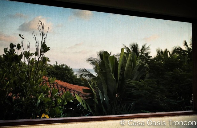 Loft tropical en la casa del árbol con vistas de 360 ° a la montaña, la selva y la playa, y playa de arena